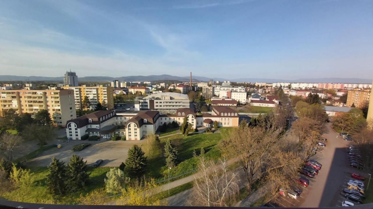 Utulny Apartman Blizko Centra Михаловце Екстериор снимка